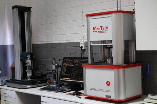 Välutrustat lab för provning av gummimaterial
